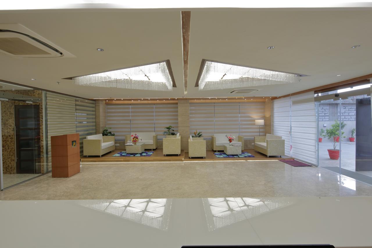 אחמדאבאד Hotel Pragati The Grand מראה חיצוני תמונה