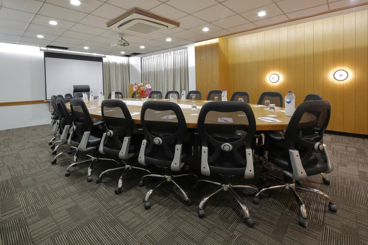 אחמדאבאד Hotel Pragati The Grand מראה חיצוני תמונה