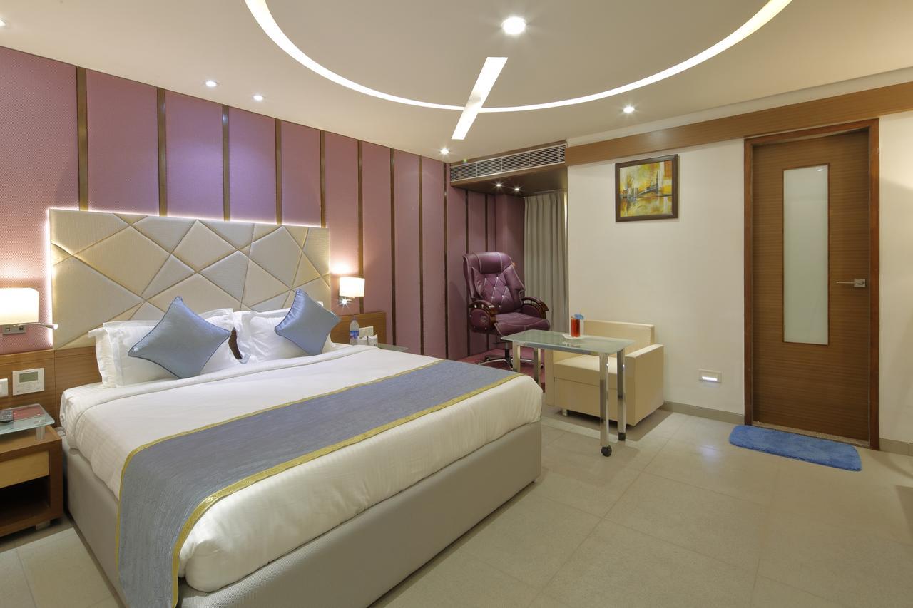 אחמדאבאד Hotel Pragati The Grand מראה חיצוני תמונה