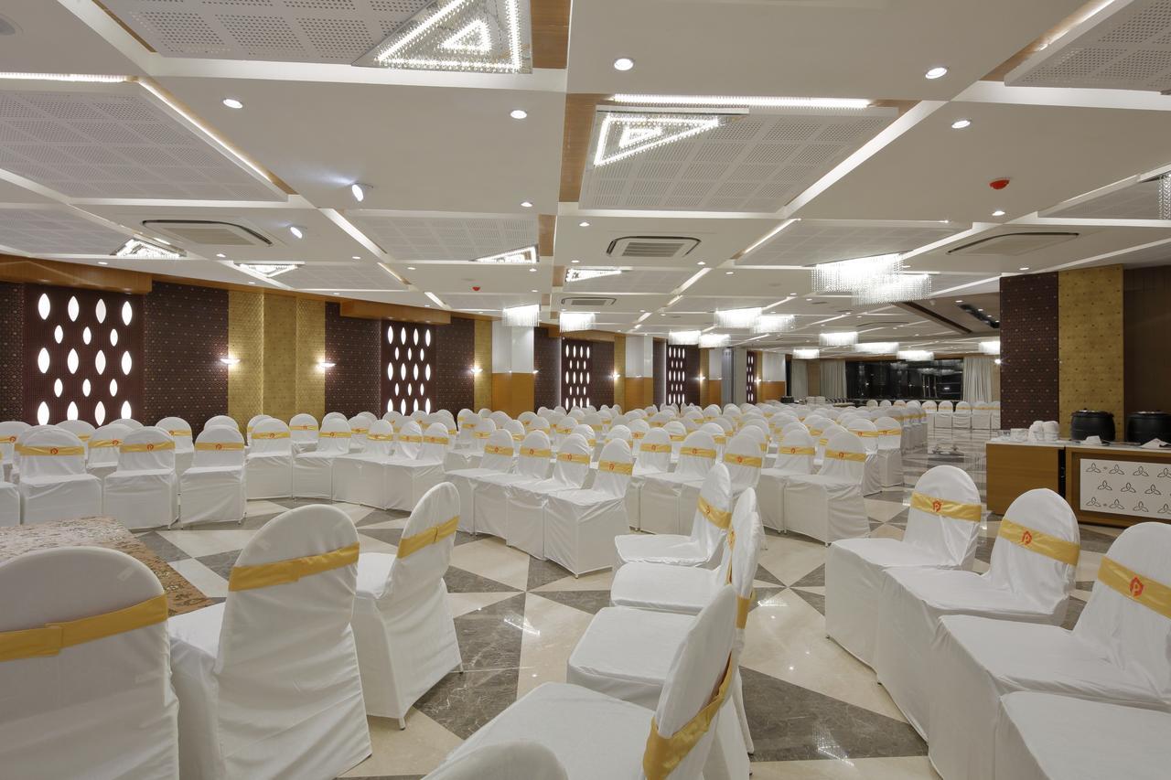 אחמדאבאד Hotel Pragati The Grand מראה חיצוני תמונה