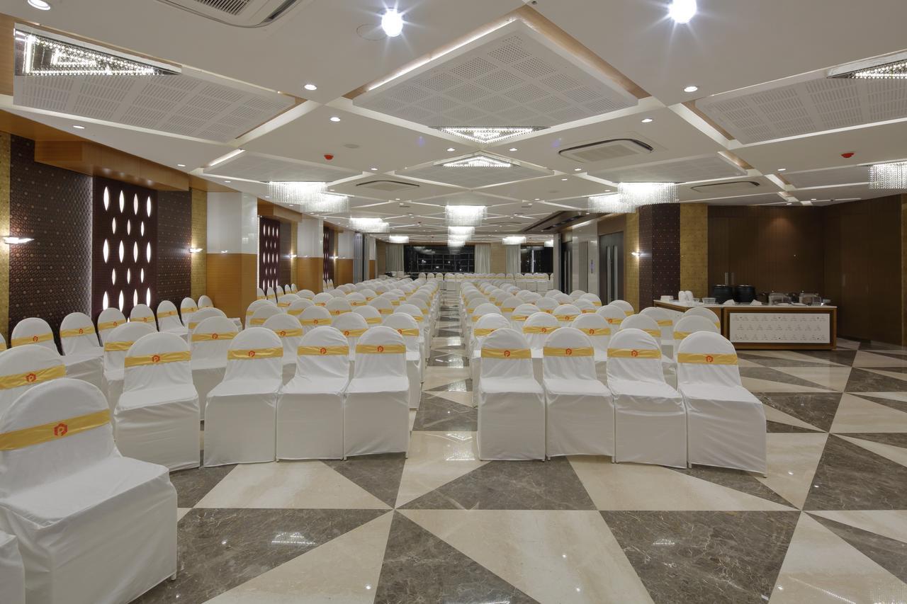 אחמדאבאד Hotel Pragati The Grand מראה חיצוני תמונה