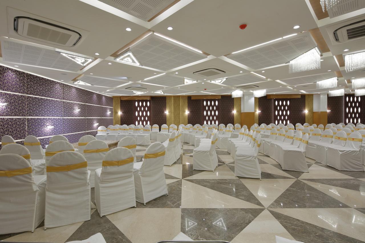 אחמדאבאד Hotel Pragati The Grand מראה חיצוני תמונה