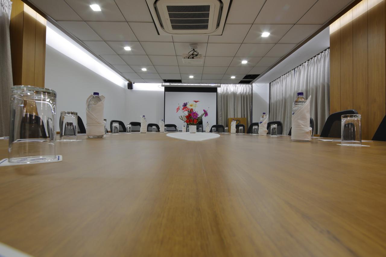אחמדאבאד Hotel Pragati The Grand מראה חיצוני תמונה