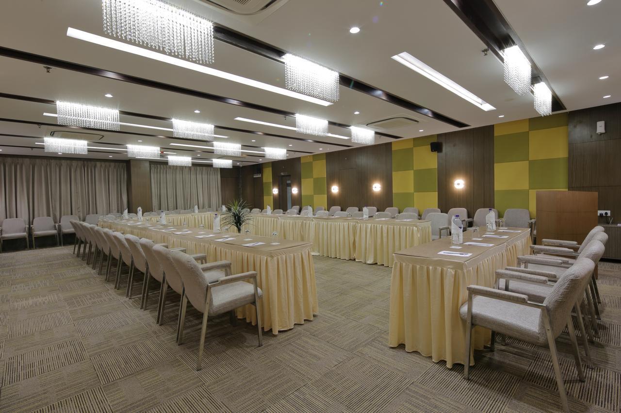 אחמדאבאד Hotel Pragati The Grand מראה חיצוני תמונה