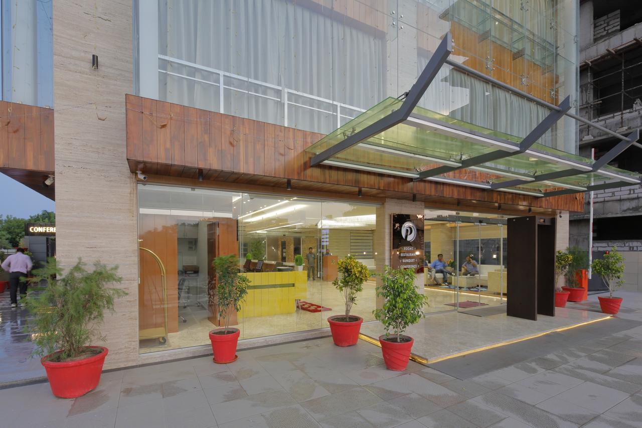 אחמדאבאד Hotel Pragati The Grand מראה חיצוני תמונה