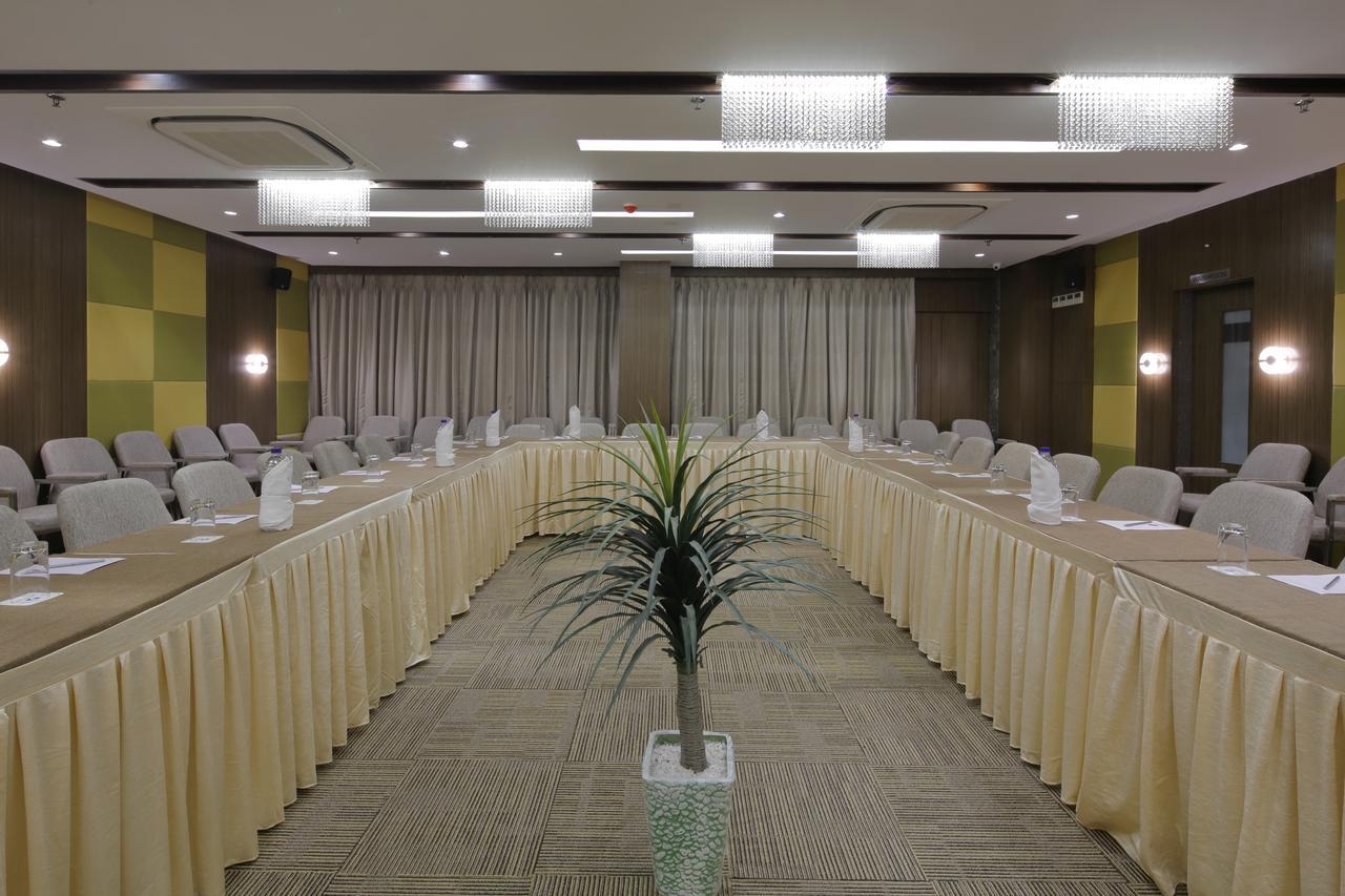 אחמדאבאד Hotel Pragati The Grand מראה חיצוני תמונה