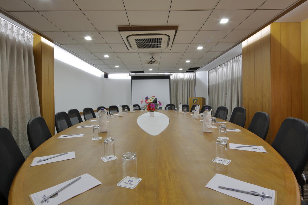 אחמדאבאד Hotel Pragati The Grand מראה חיצוני תמונה
