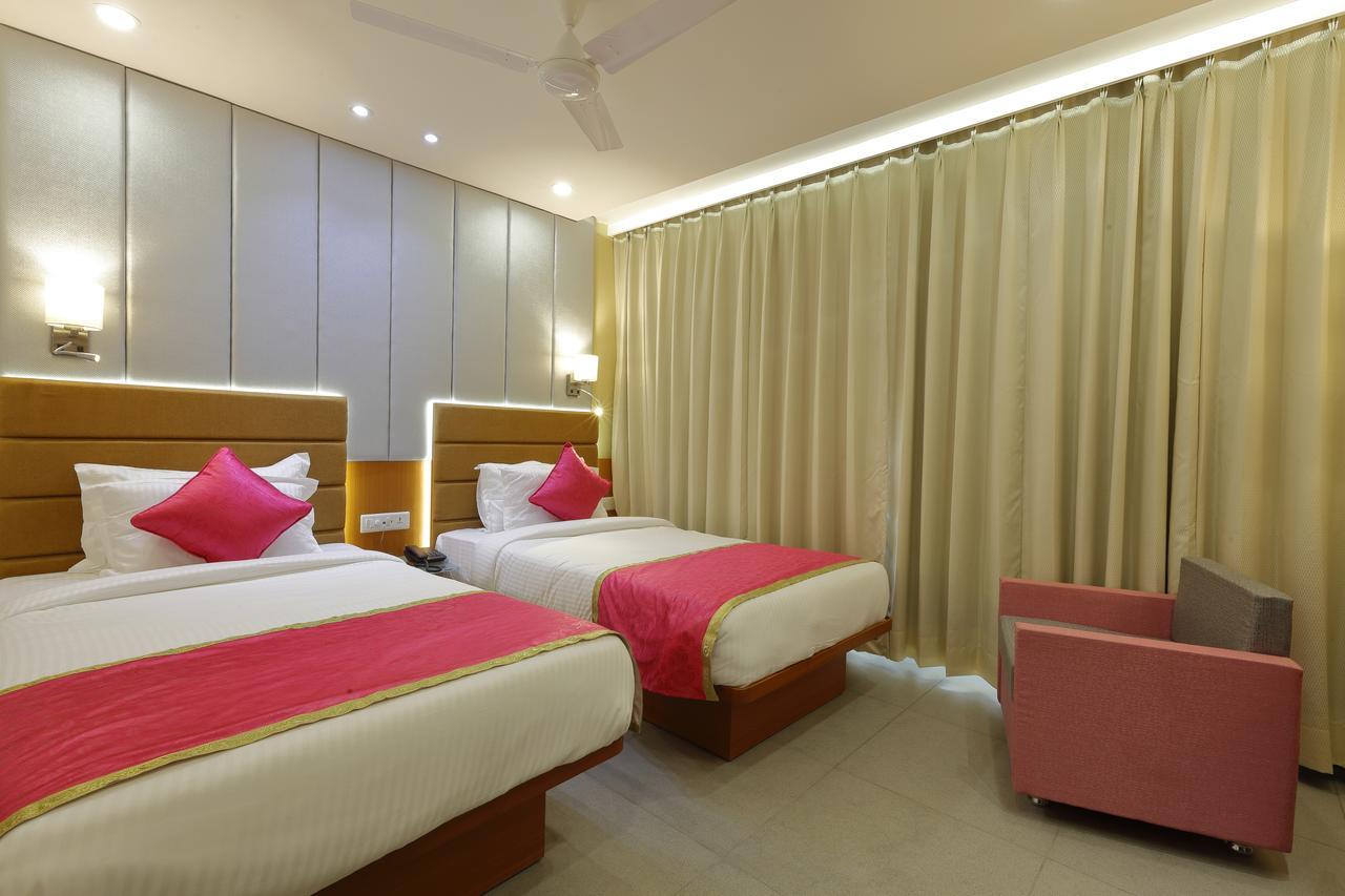 אחמדאבאד Hotel Pragati The Grand מראה חיצוני תמונה