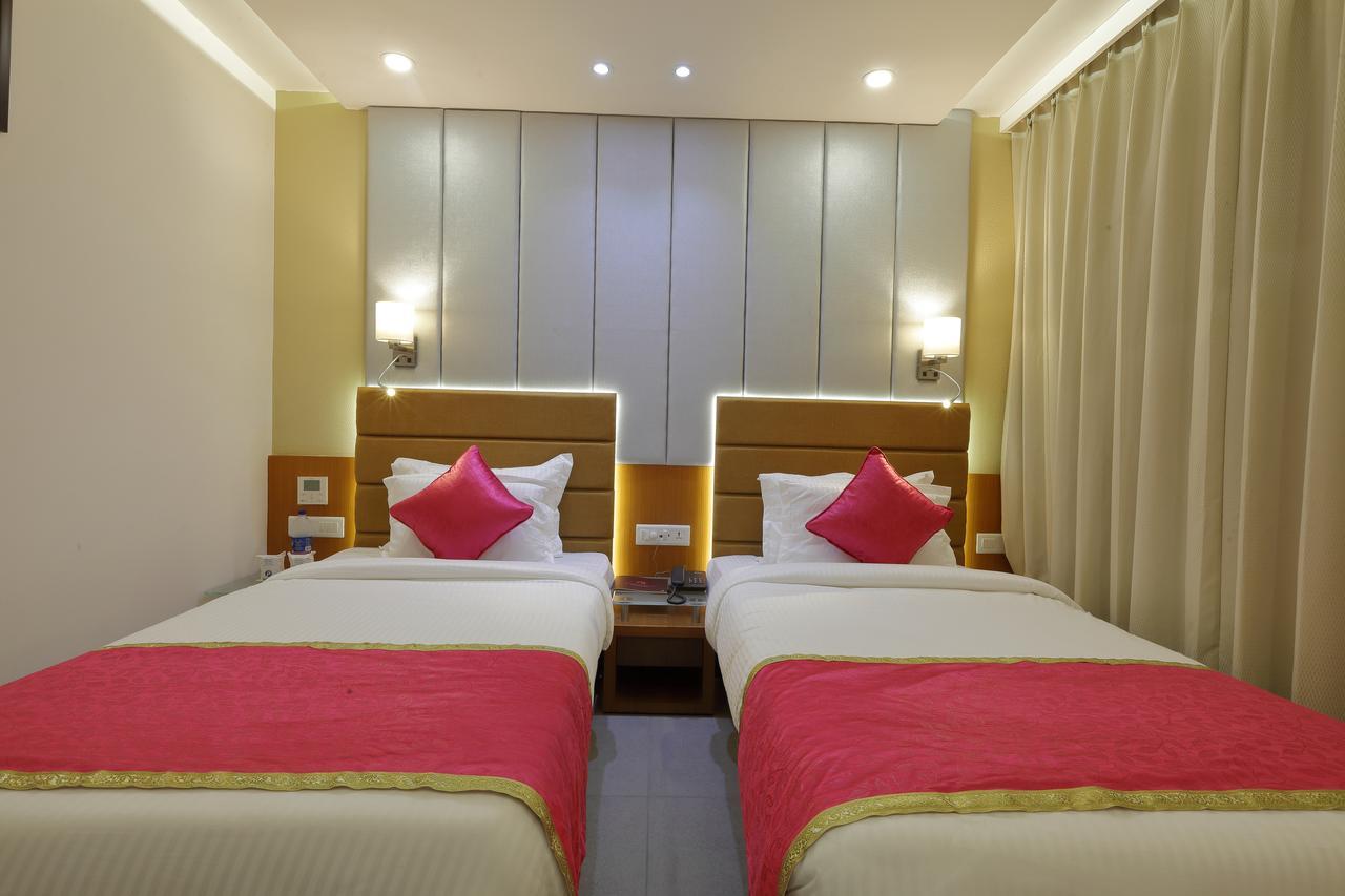 אחמדאבאד Hotel Pragati The Grand מראה חיצוני תמונה