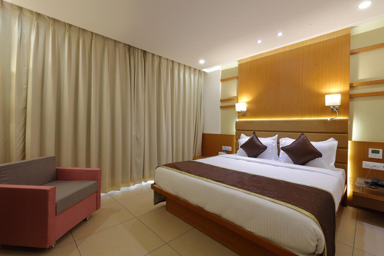 אחמדאבאד Hotel Pragati The Grand מראה חיצוני תמונה