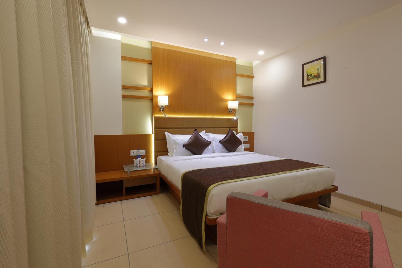 אחמדאבאד Hotel Pragati The Grand מראה חיצוני תמונה