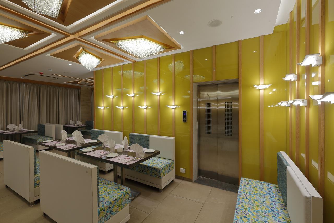 אחמדאבאד Hotel Pragati The Grand מראה חיצוני תמונה