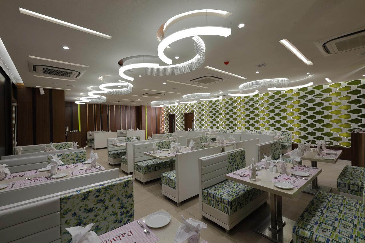 אחמדאבאד Hotel Pragati The Grand מראה חיצוני תמונה