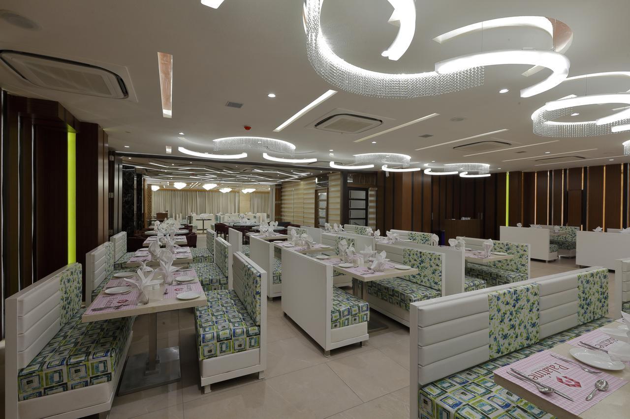 אחמדאבאד Hotel Pragati The Grand מראה חיצוני תמונה