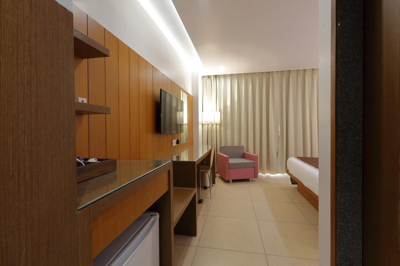 אחמדאבאד Hotel Pragati The Grand מראה חיצוני תמונה