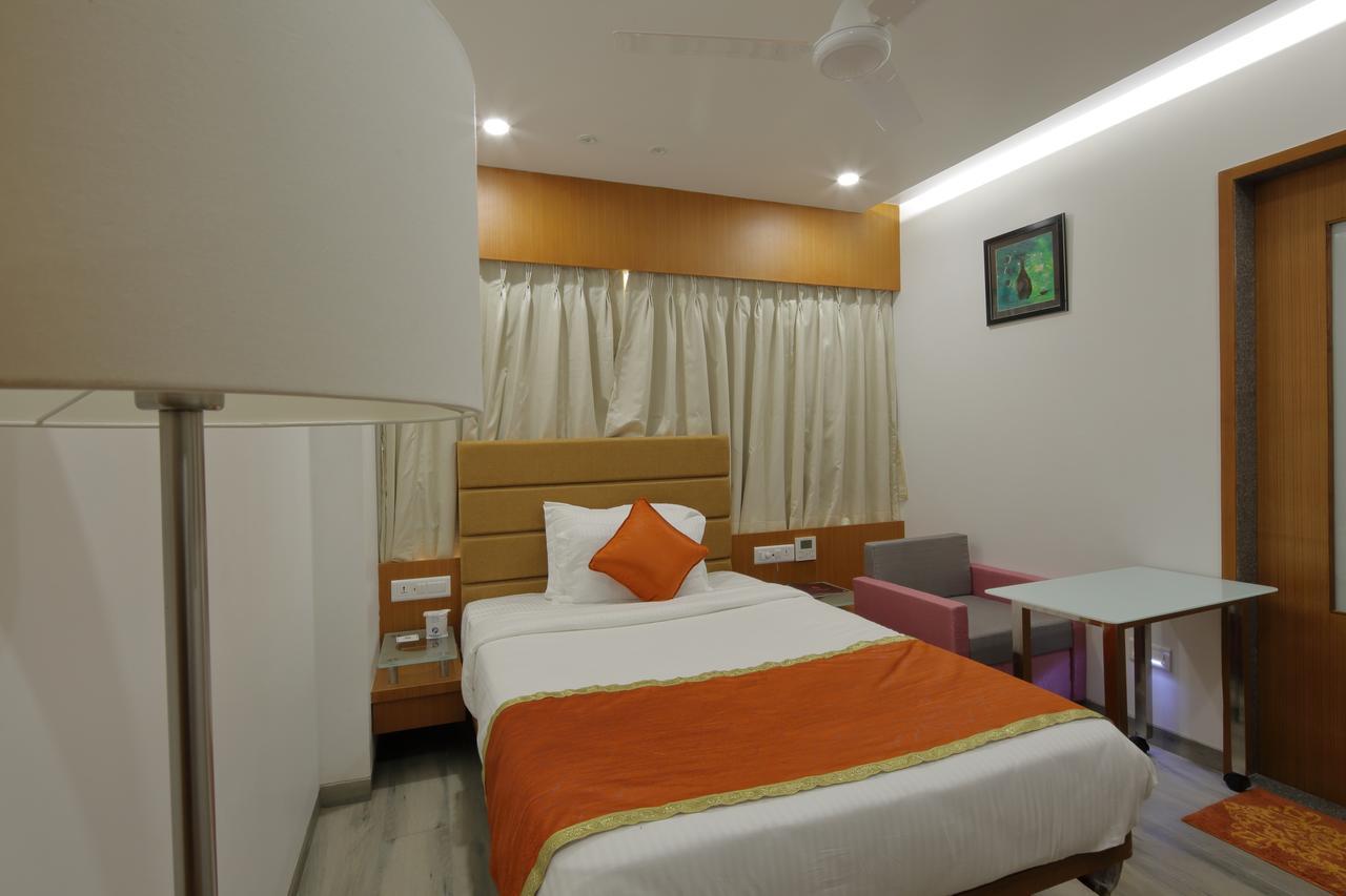 אחמדאבאד Hotel Pragati The Grand מראה חיצוני תמונה