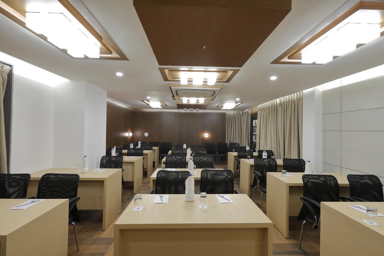 אחמדאבאד Hotel Pragati The Grand מראה חיצוני תמונה