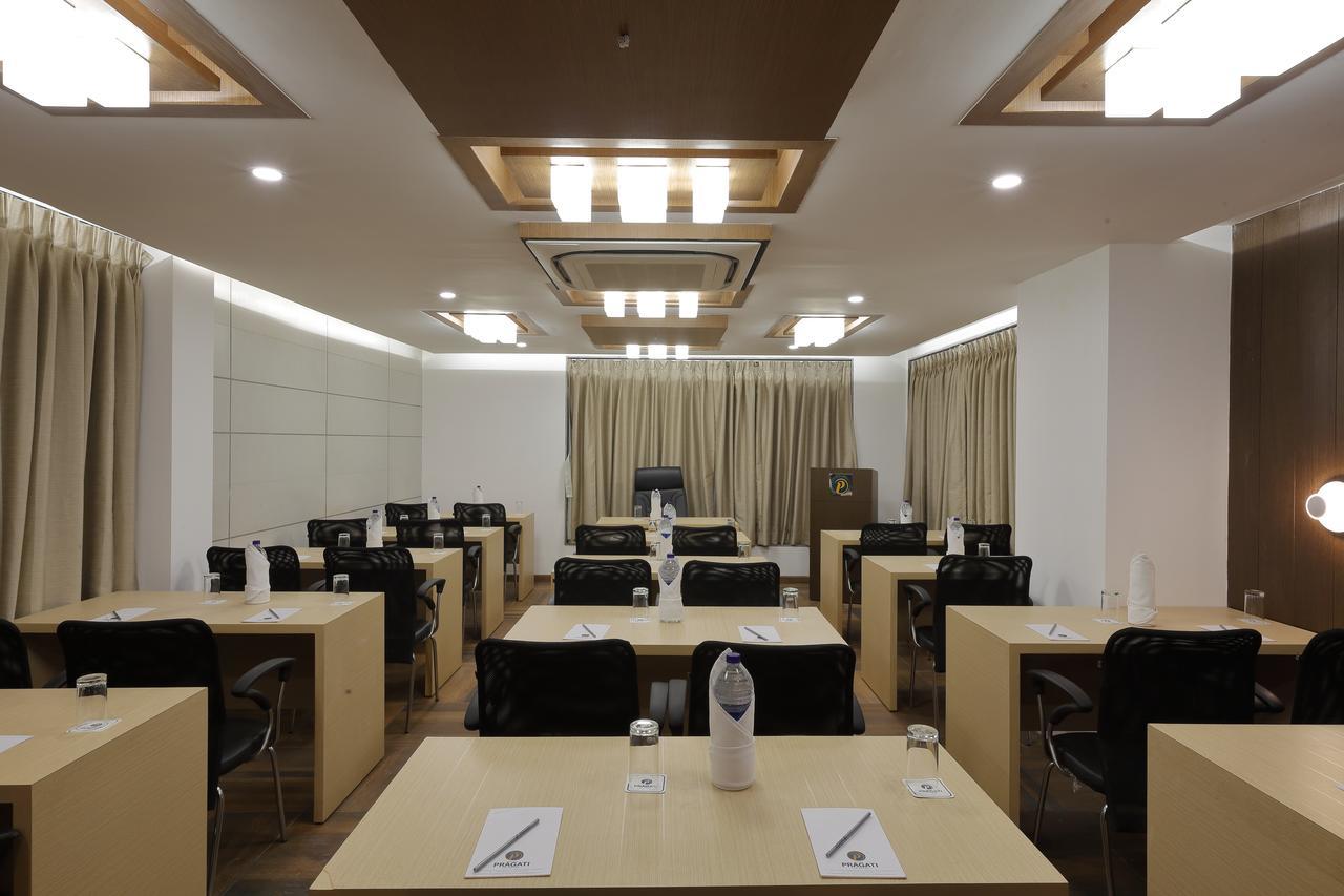 אחמדאבאד Hotel Pragati The Grand מראה חיצוני תמונה