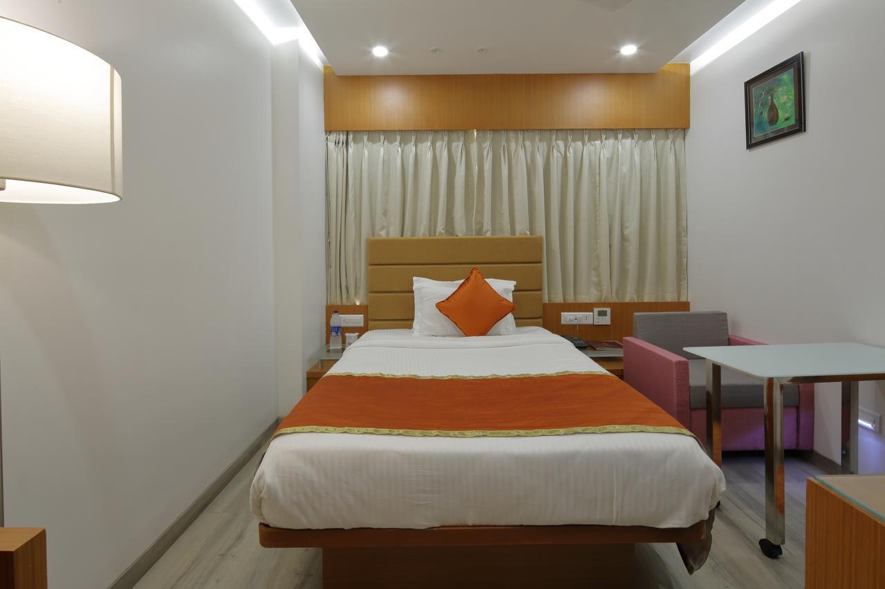 אחמדאבאד Hotel Pragati The Grand מראה חיצוני תמונה