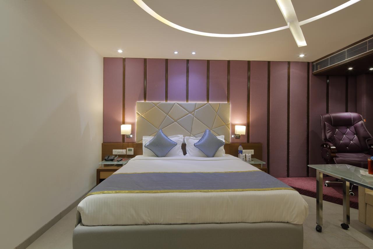 אחמדאבאד Hotel Pragati The Grand מראה חיצוני תמונה