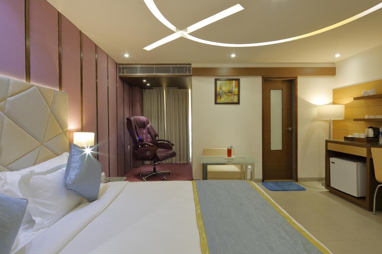אחמדאבאד Hotel Pragati The Grand מראה חיצוני תמונה